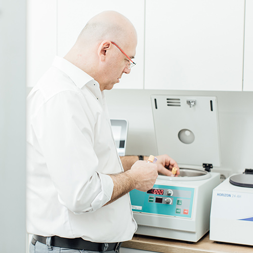 Rheumatologe Düsseldorf – Dr. Turin an der Zentrifuge der Praxis Rheumatologe Düsseldorf - Dr. Turin an der Zentrifuge der Praxis